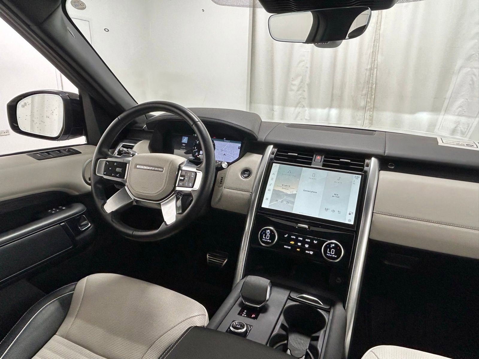 Used 2023 Land Rover Discovery HSE R-Dynamic image 10