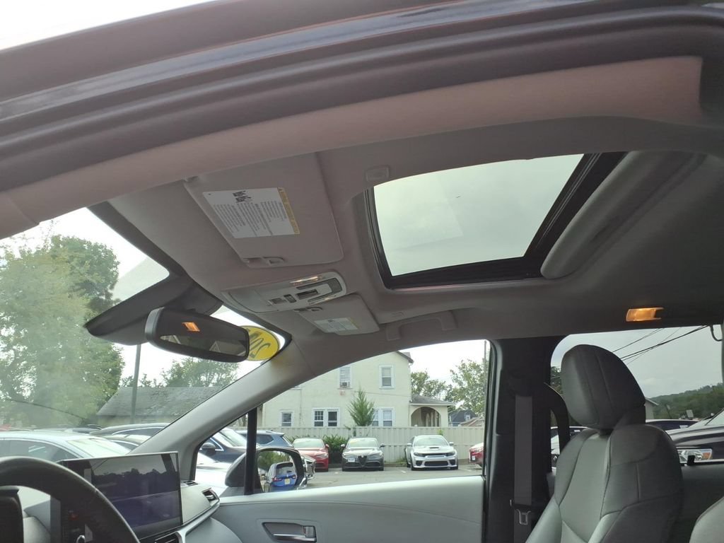Used 2025 Toyota Sienna XLE FWD image 11