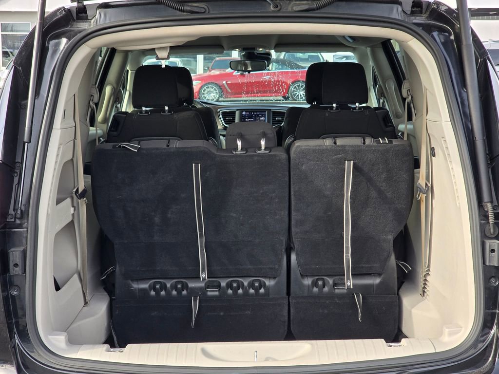 Used 2023 Chrysler Voyager LX image 14