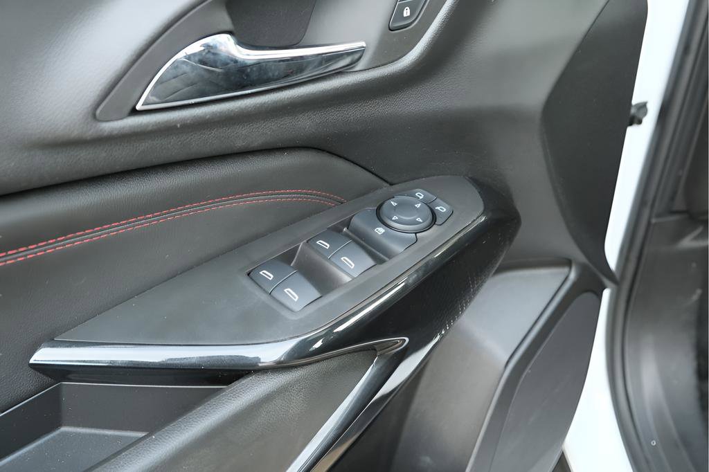 Used 2025 Chevrolet Trax RS w/ Sunroof Package image 5