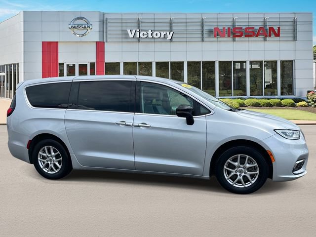 Used 2024 Chrysler Pacifica Touring-L FWD image 2