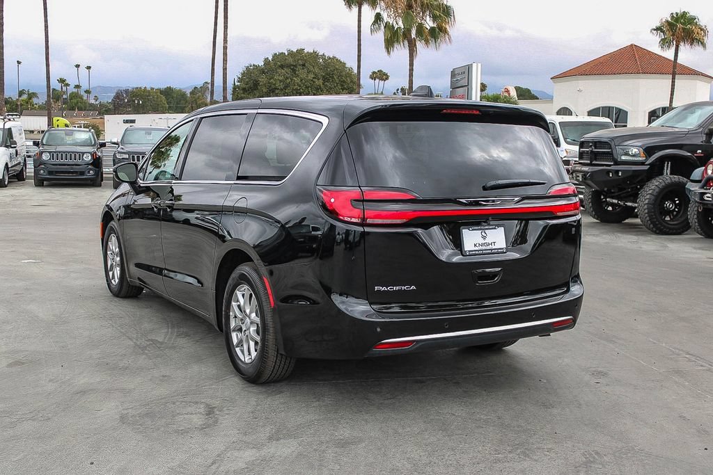 New 2027 Chrysler Pacifica Select FWD image 7