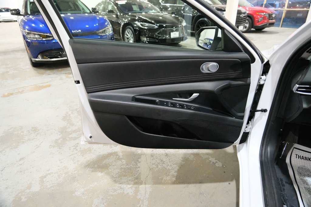 Used 2025 Hyundai Elantra SEL FWD image 17