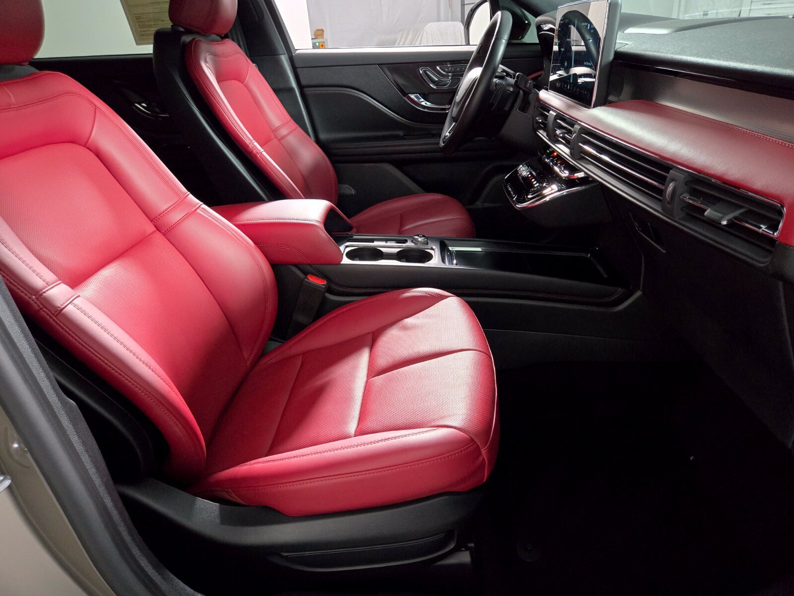 Certified 2025 Lincoln Corsair Reserve w/ Jet Appearance Package AWD/4WD image 18