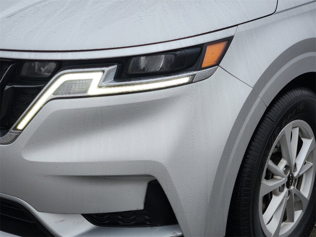 Used 2022 Kia Carnival LX image 5