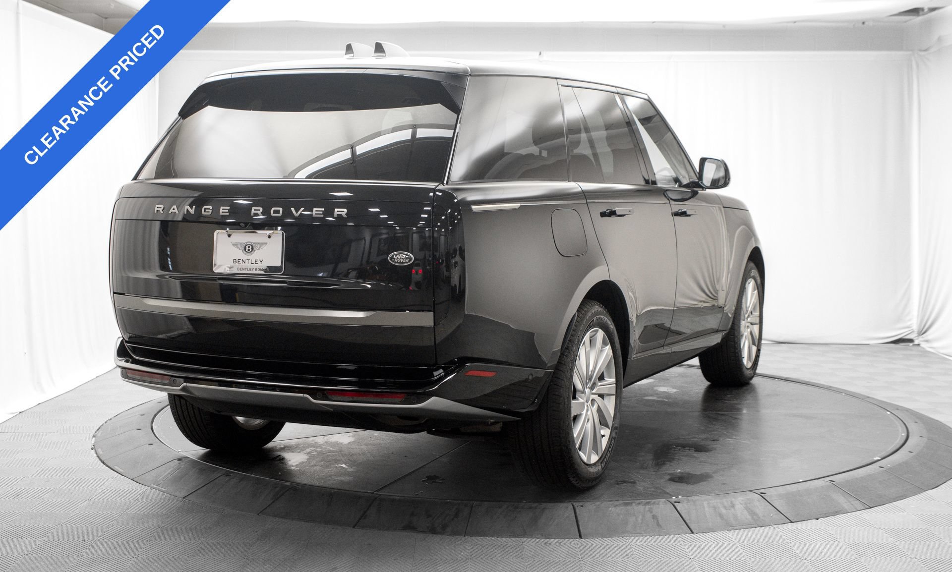 Used 2023 Land Rover Range Rover SE AWD/4WD image 3
