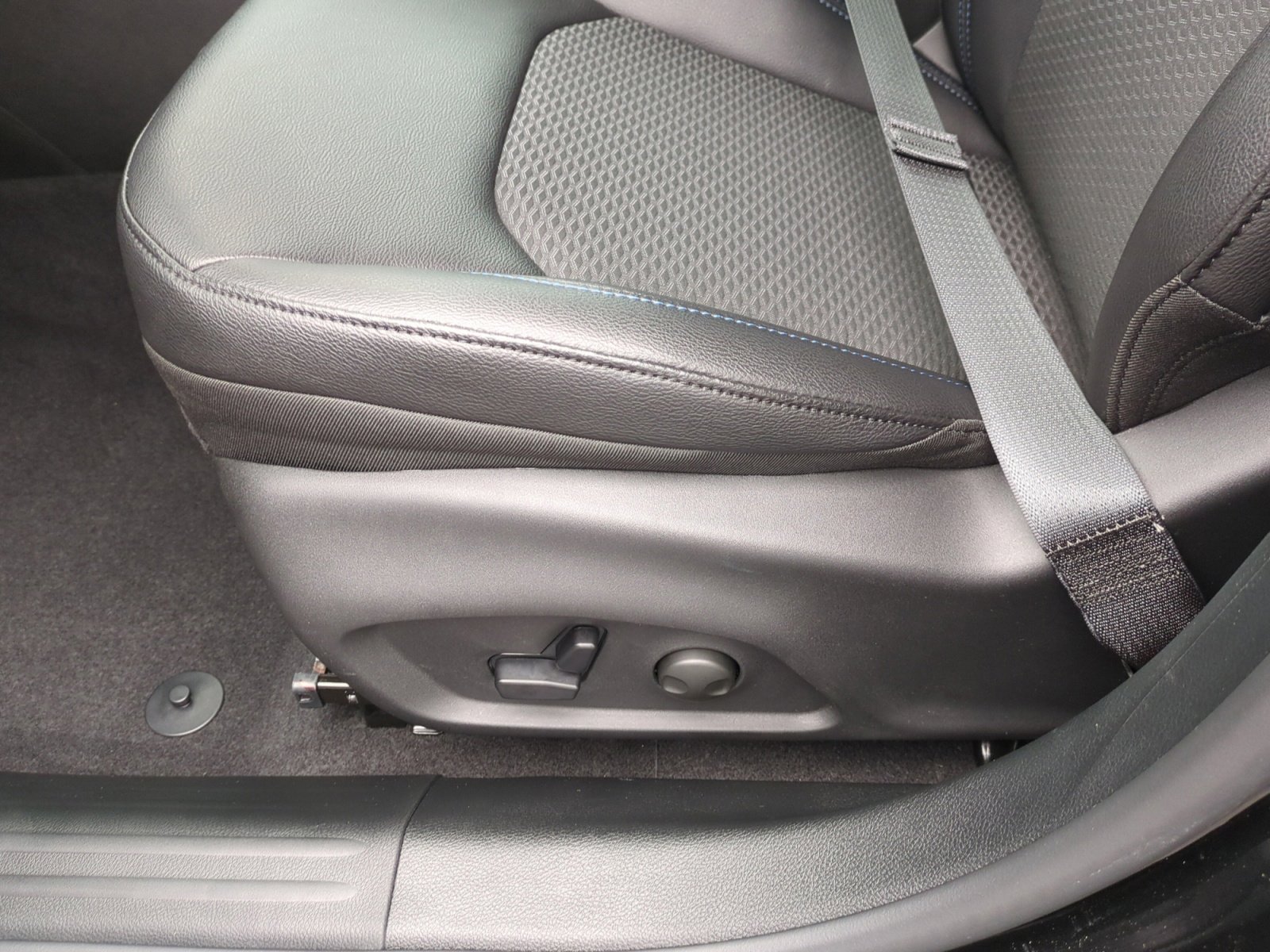 New 2026 Jeep Compass Latitude image 14