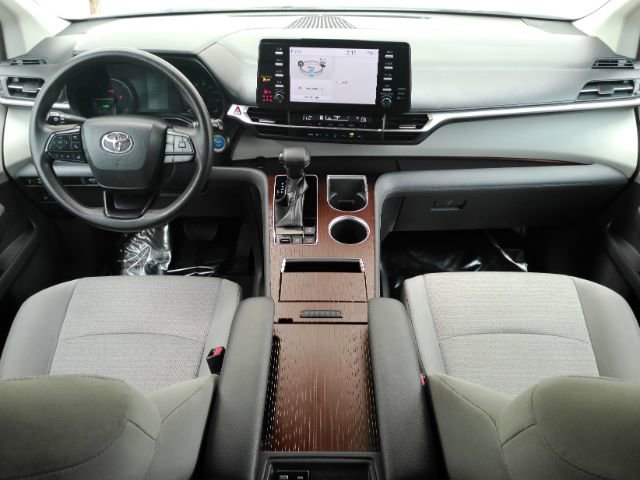 Used 2023 Toyota Sienna LE FWD image 3