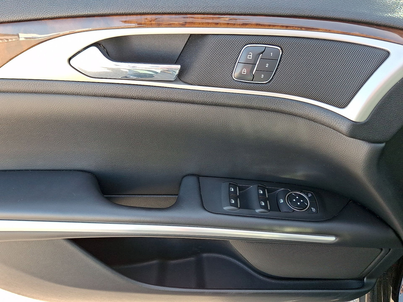Used 2016 Lincoln MKZ Hybrid FWD image 10