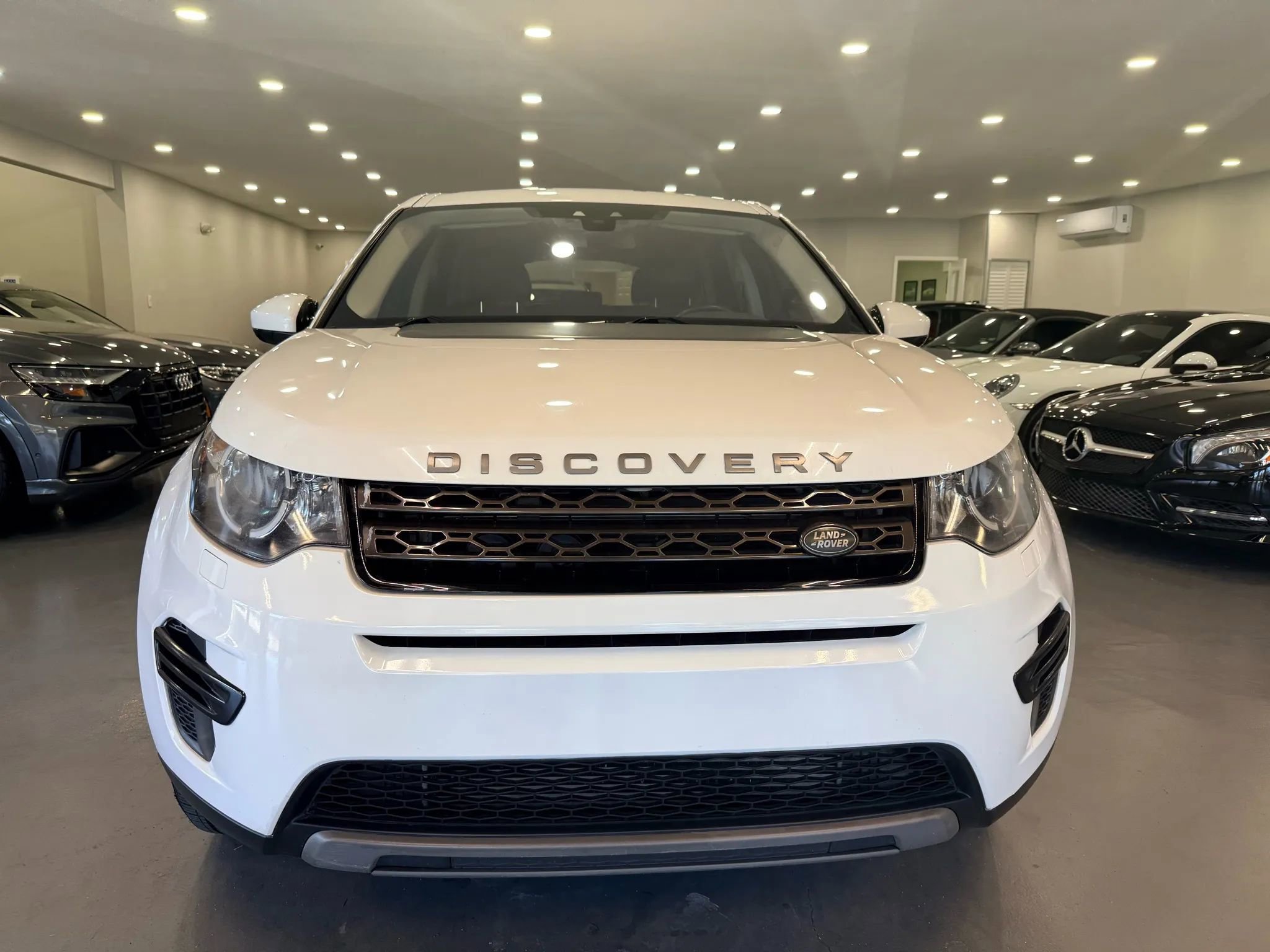 Used 2017 Land Rover Discovery Sport SE AWD/4WD image 2