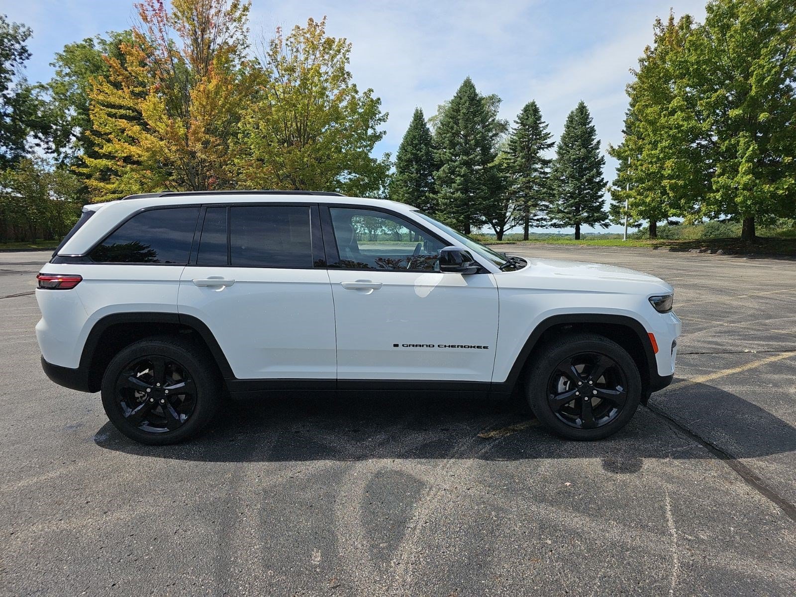 Used 2023 Jeep Grand Cherokee Altitude AWD/4WD image 7