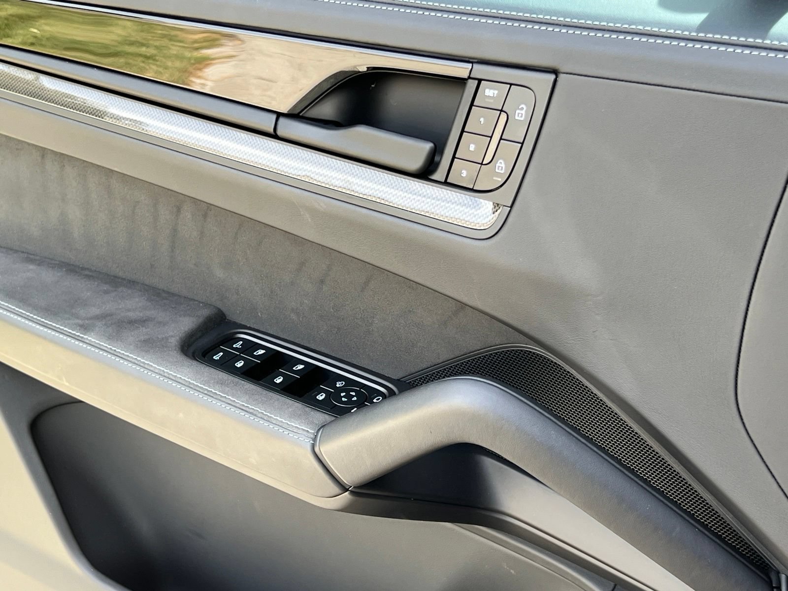 Certified 2025 Porsche Cayenne GTS AWD/4WD image 37