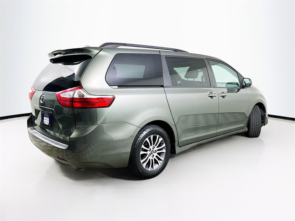 Used 2018 Toyota Sienna XLE image 7