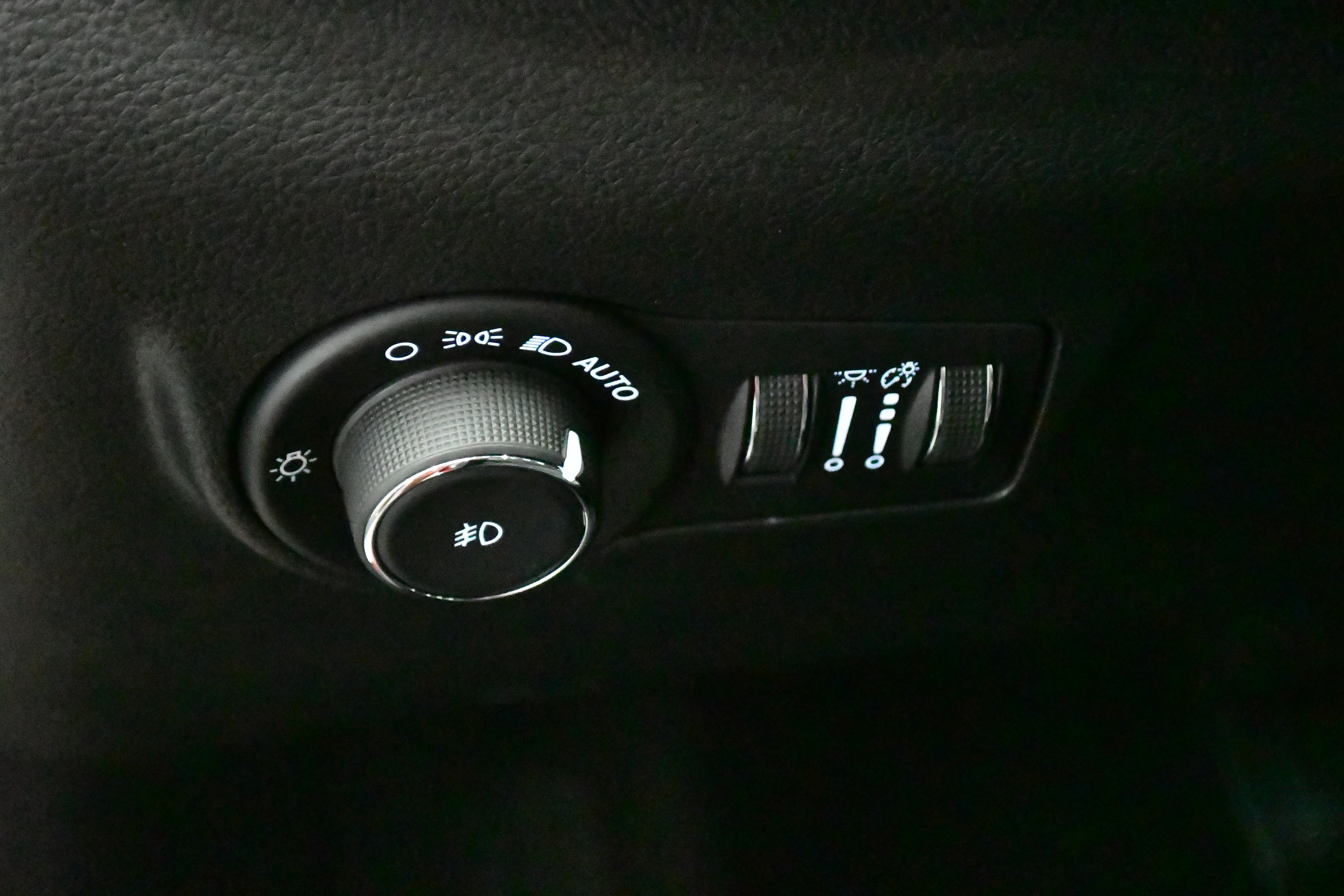Used 2025 Jeep Compass Latitude w/ Sun & Sound Group AWD/4WD image 16