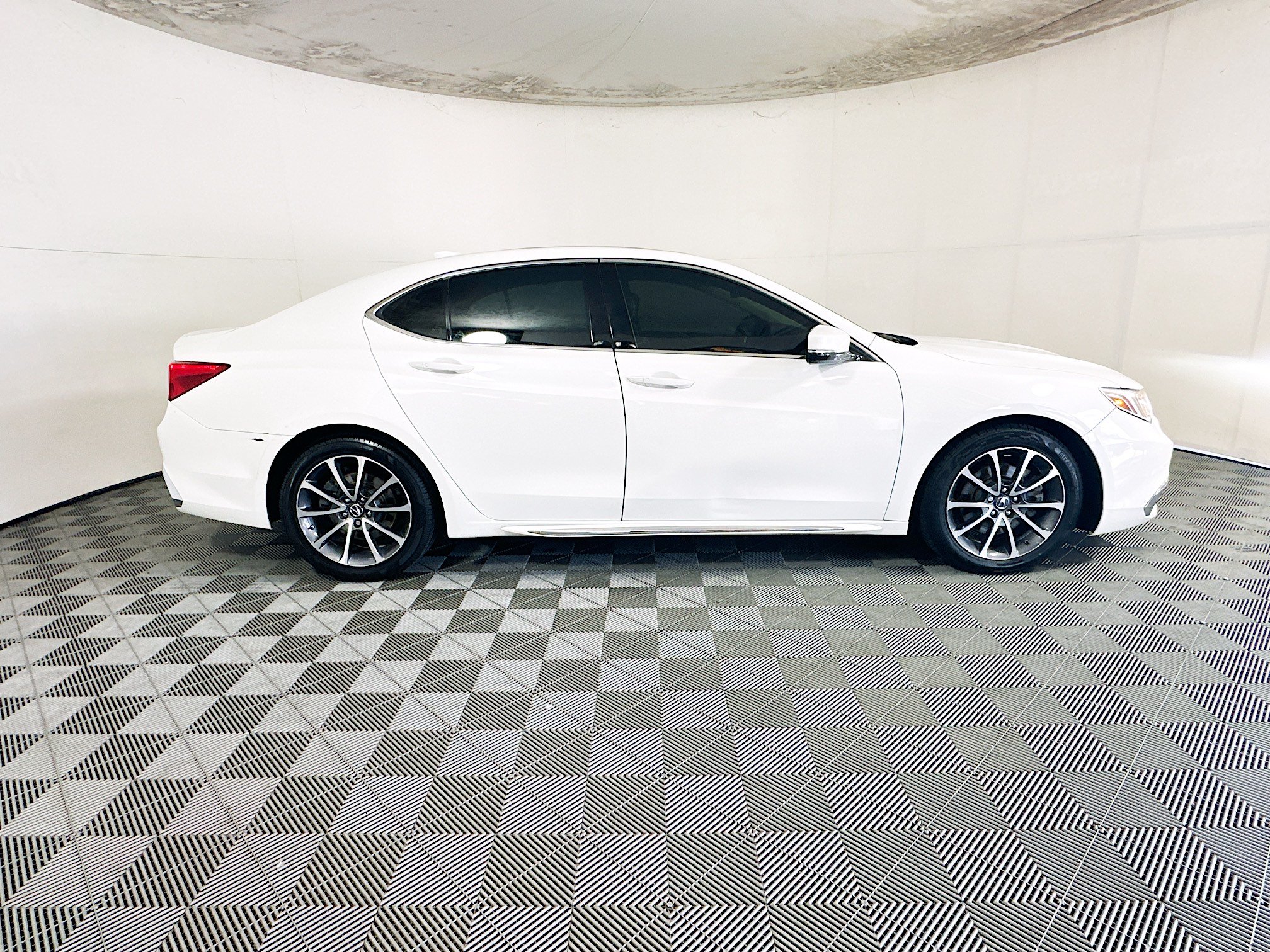 Used 2018 Acura TLX w/ Technology Package AWD/4WD image 2