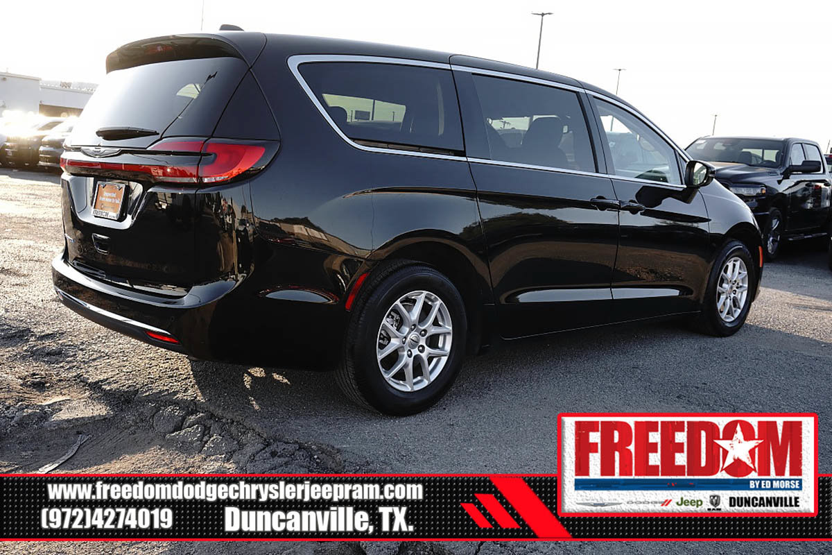 Certified 2024 Chrysler Pacifica Touring-L FWD image 5