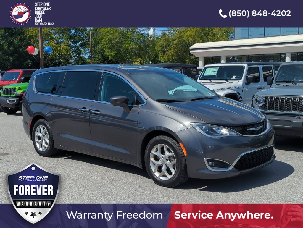 Used 2019 Chrysler Pacifica Touring Plus w/ Tire & Wheel Group FWD image 8