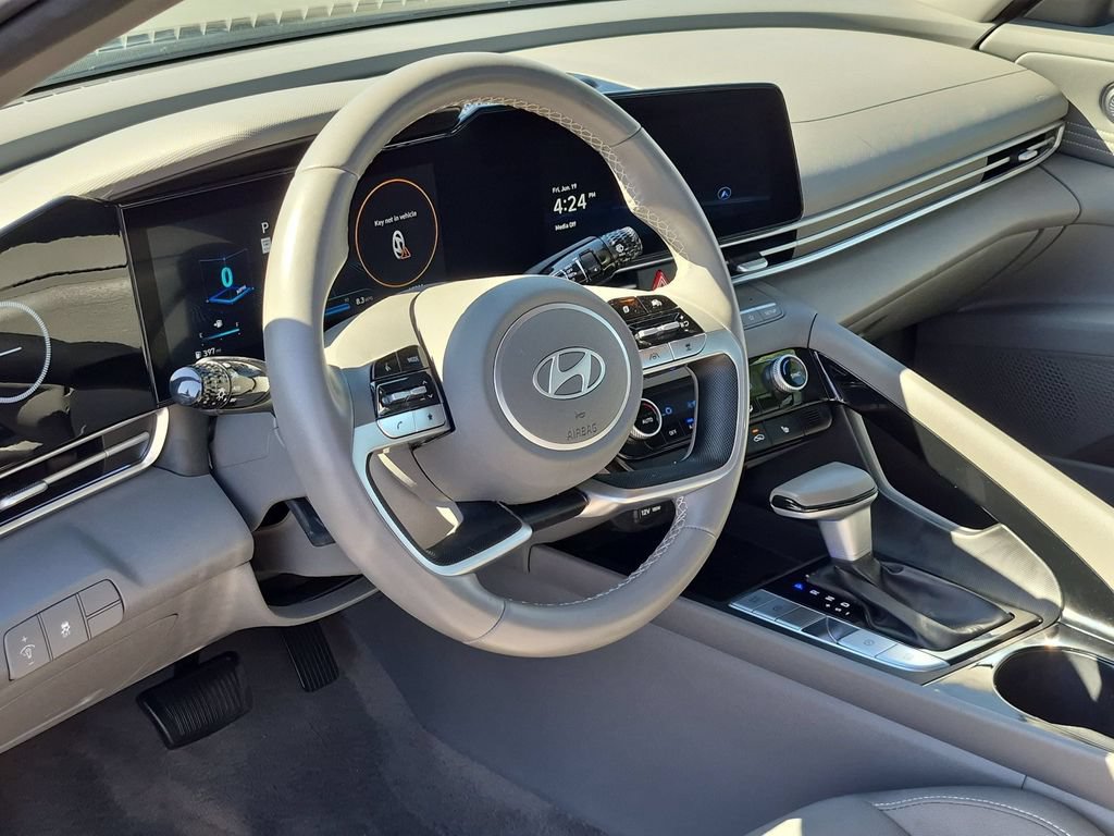 Used 2025 Hyundai Elantra SEL FWD image 15
