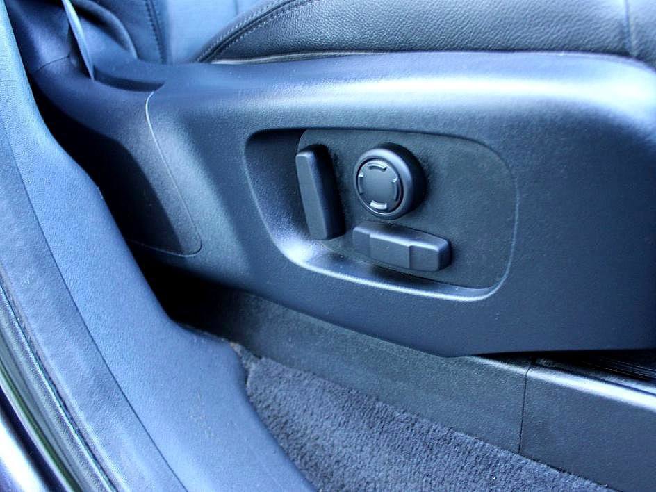 Used 2018 Land Rover Discovery SE image 18