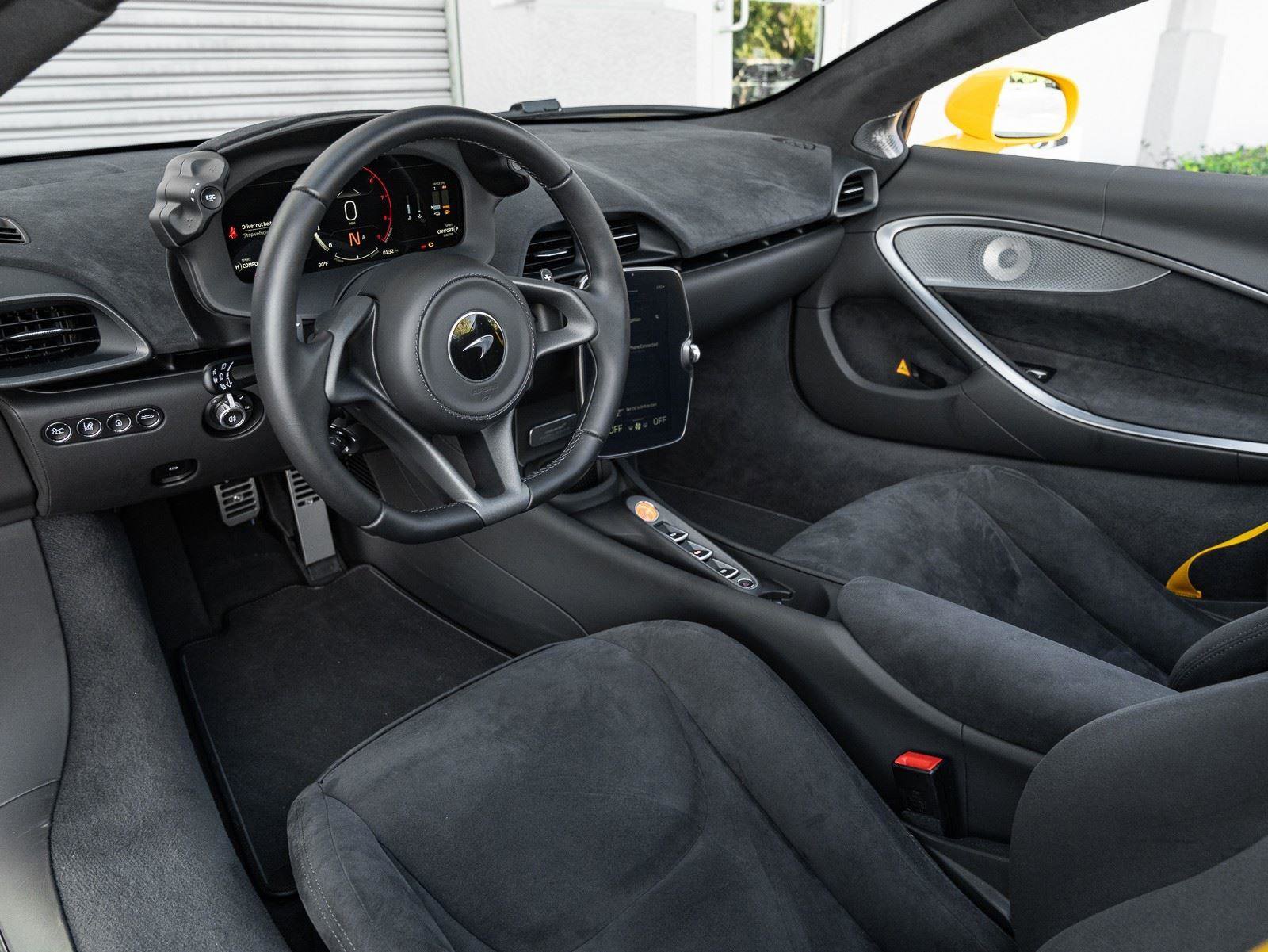 Used 2025 McLaren Artura Spider image 6