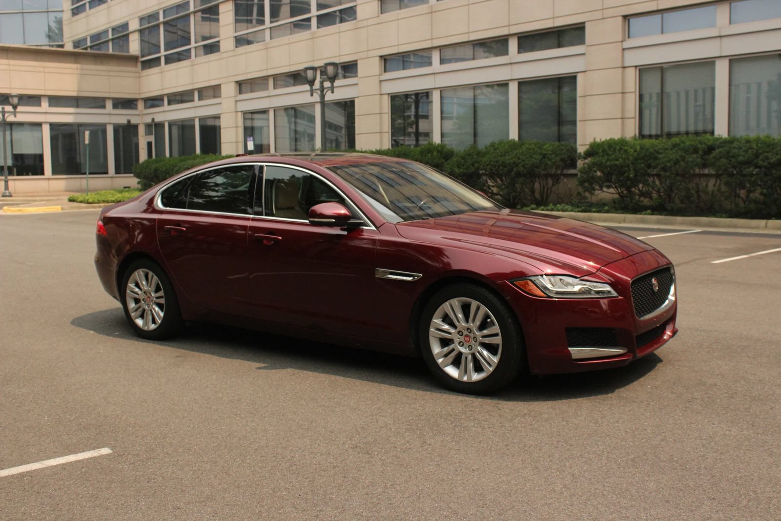 Used 2017 Jaguar XF Premium RWD image 2