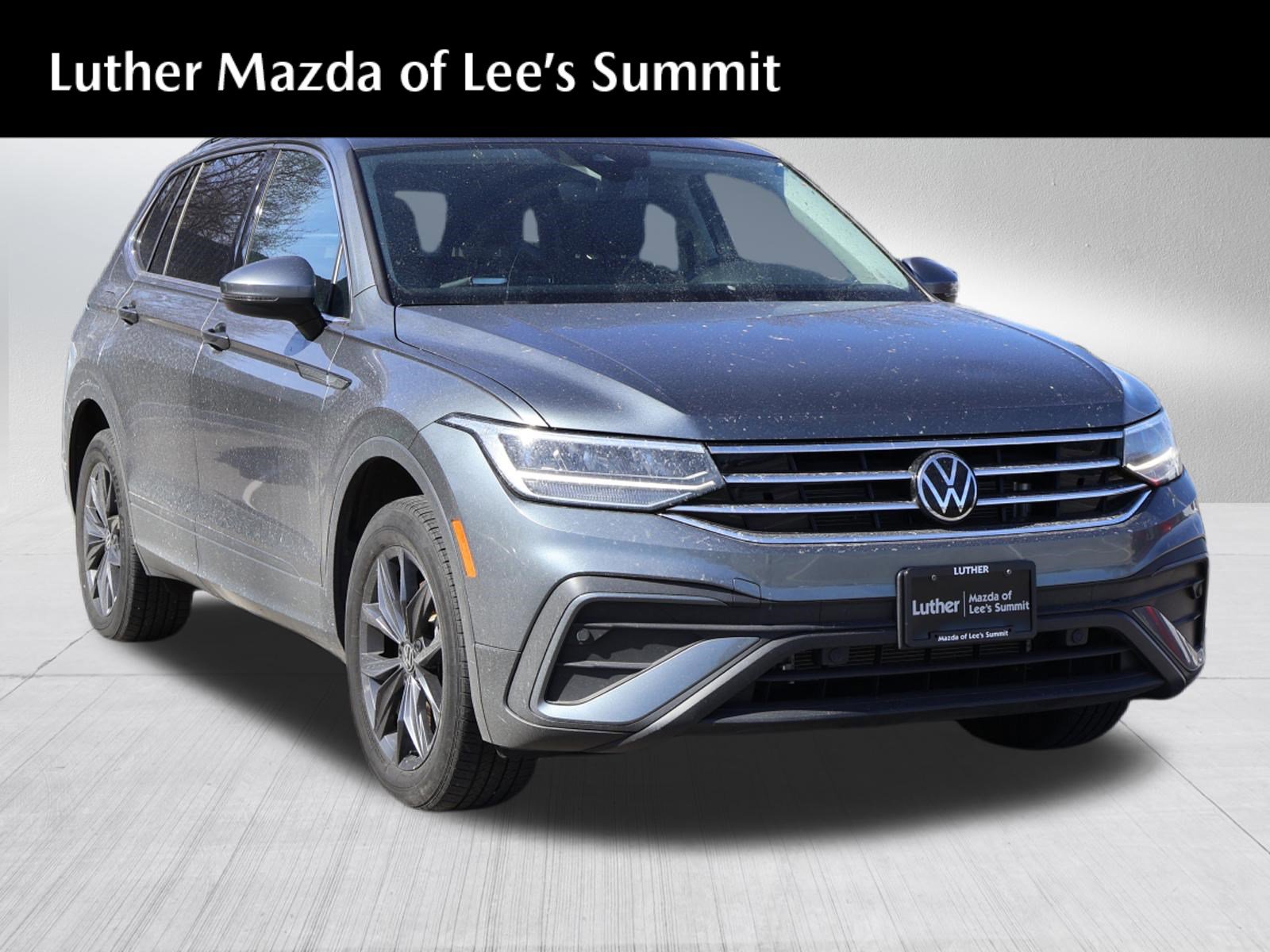 Used 2023 Volkswagen Tiguan SE w/ Panoramic Sunroof Package image 1