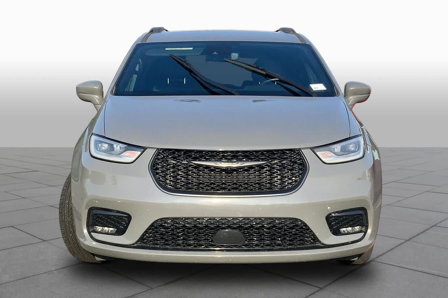 Used 2021 Chrysler Pacifica Touring-L w/ Uconnect Theater Family Group FWD image 4