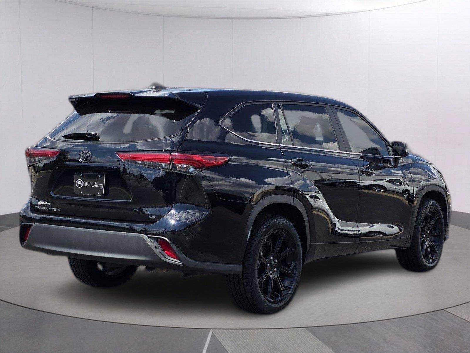 Used 2023 Toyota Highlander LE FWD image 5