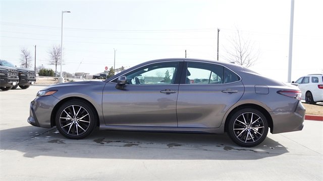 Used 2024 Toyota Camry SE image 6