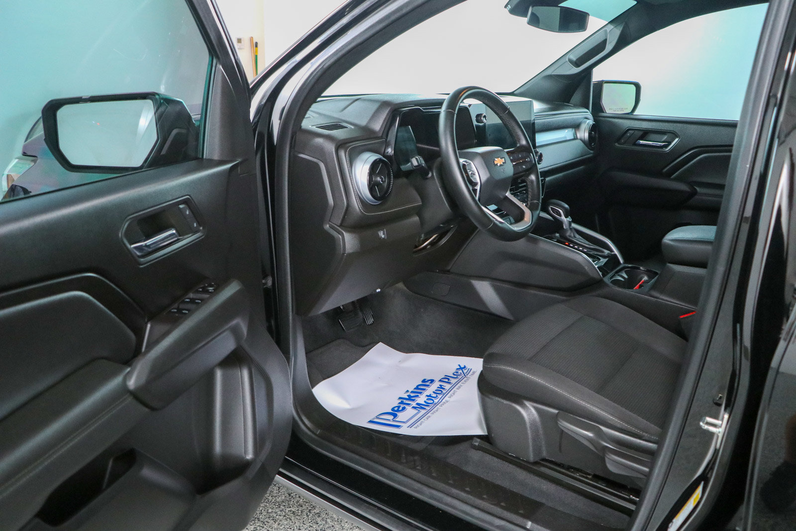 Used 2023 Chevrolet Colorado LT w/ LT Convenience Package AWD/4WD image 3