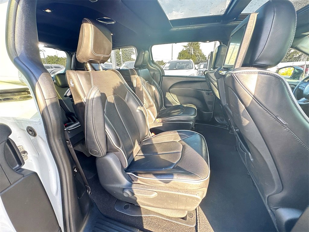 Used 2023 Chrysler Pacifica Limited w/ Uconnect Theater Family Group image 32