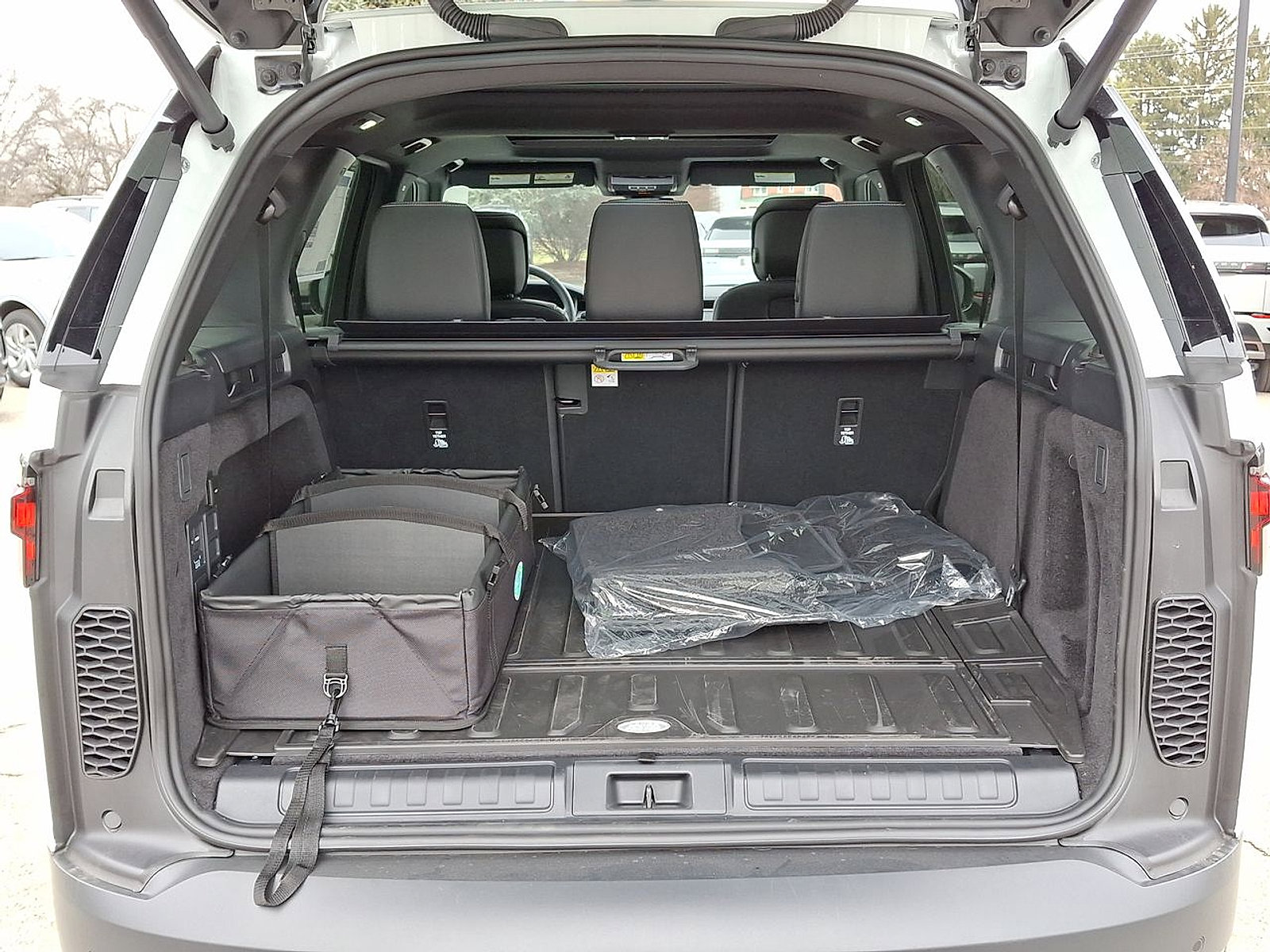 Certified 2025 Land Rover Discovery S image 29