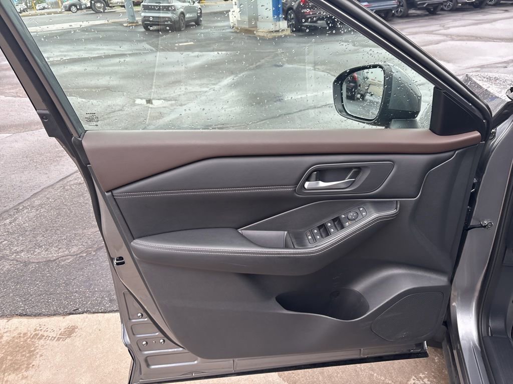 Used 2022 Nissan Rogue SV w/ SV Premium Package AWD/4WD image 15