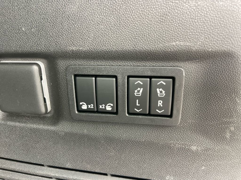 Used 2023 GMC Yukon XL Denali Ultimate image 32