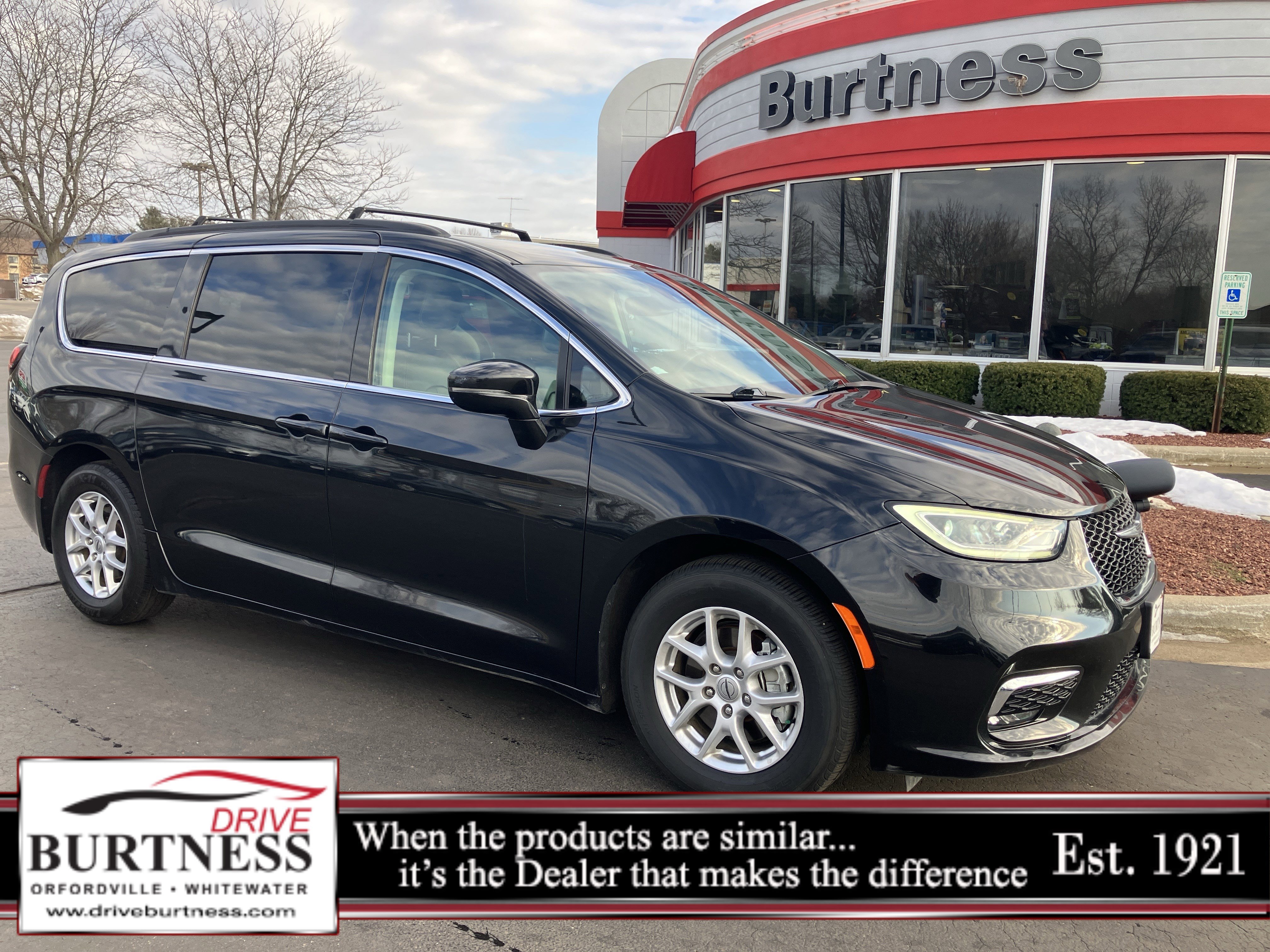 Used 2022 Chrysler Pacifica Touring-L image 1