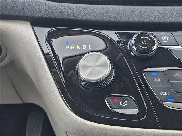 Used 2023 Chrysler Pacifica Touring-L FWD image 12