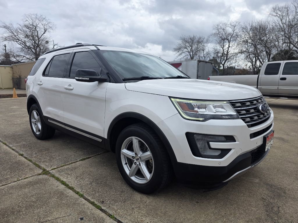 Used 2017 Ford Explorer XLT w/ Equipment Group 202A image 9