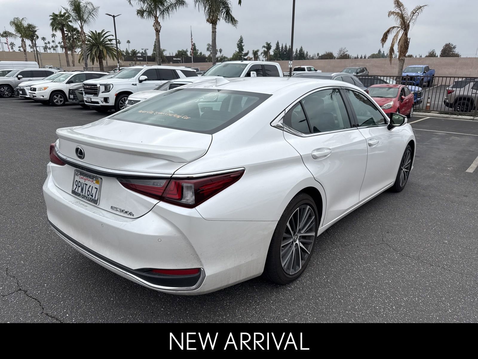 Used 2025 Lexus ES 300h w/ Premium Package image 2