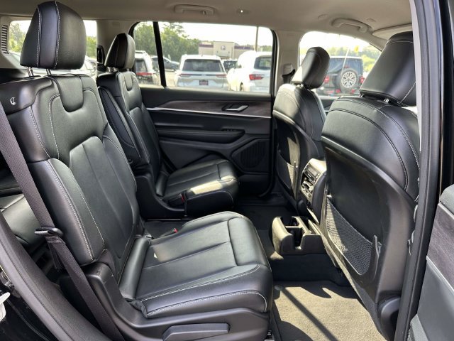 Used 2023 Jeep Grand Cherokee L Limited w/ Black Appearance Package AWD/4WD image 12