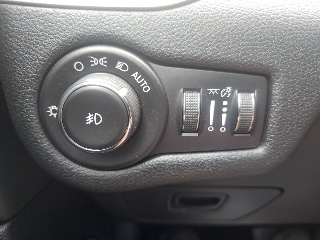 Used 2016 Jeep Cherokee Limited image 38