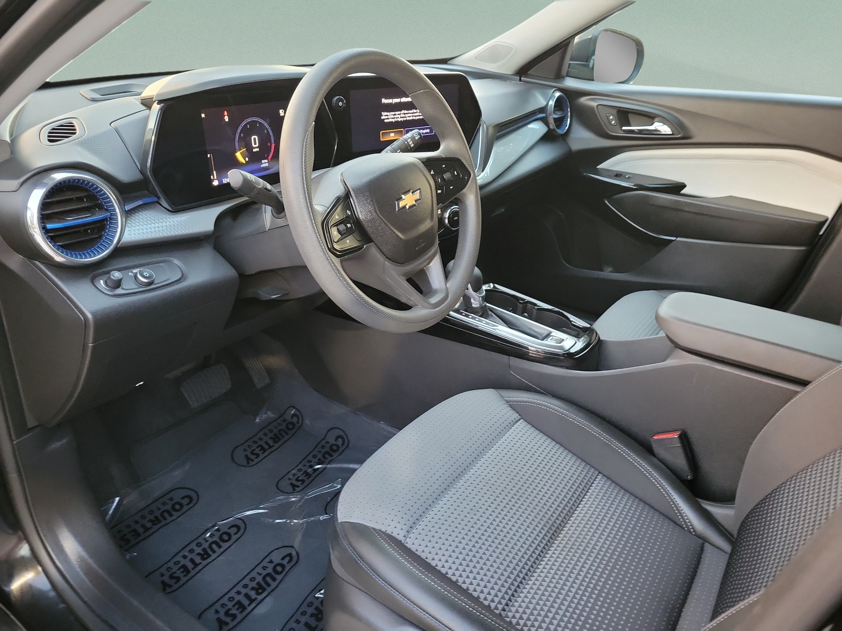 Used 2025 Chevrolet Trax LT FWD image 19