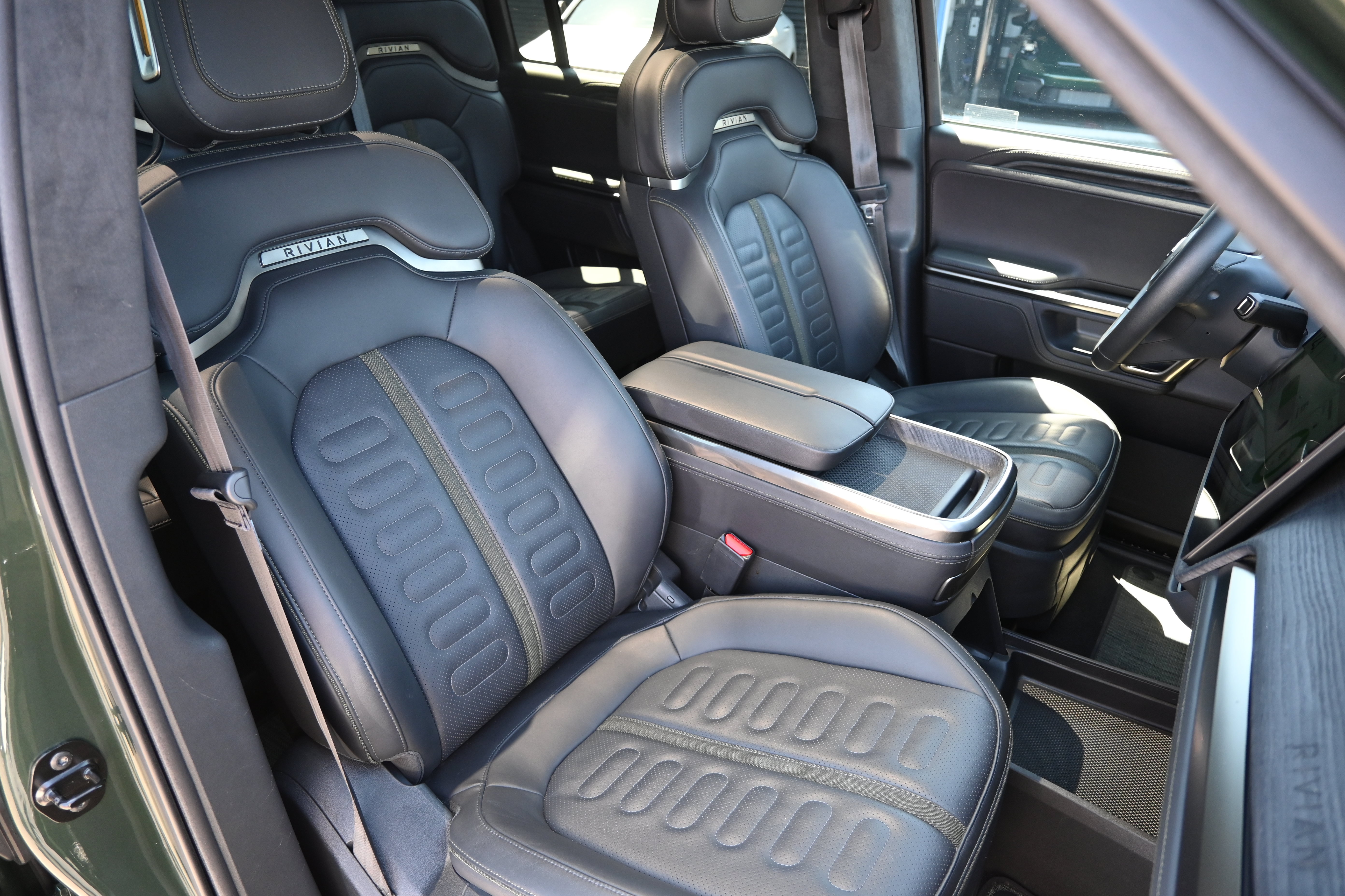 Used 2023 Rivian R1S Adventure AWD/4WD image 31