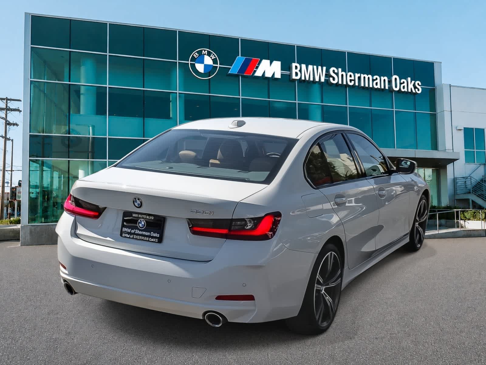 Used 2023 BMW 330i Sedan w/ Premium Package RWD image 4