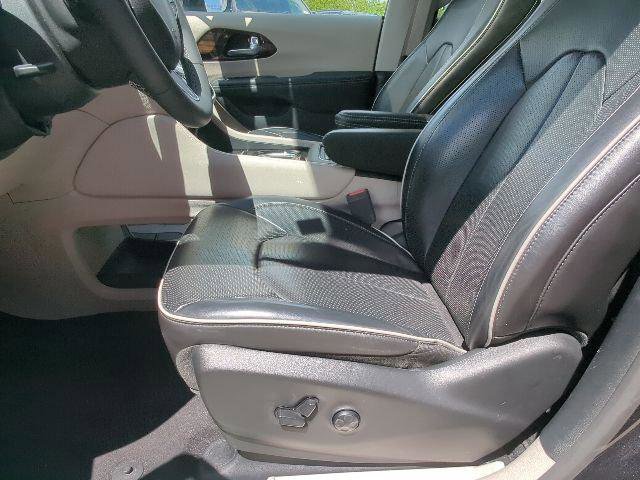 Certified 2024 Chrysler Pacifica Limited FWD image 11