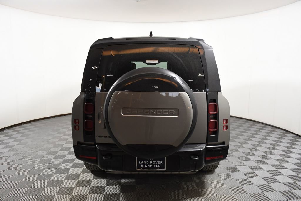 Used 2025 Land Rover Defender 130 X-Dynamic SE image 5