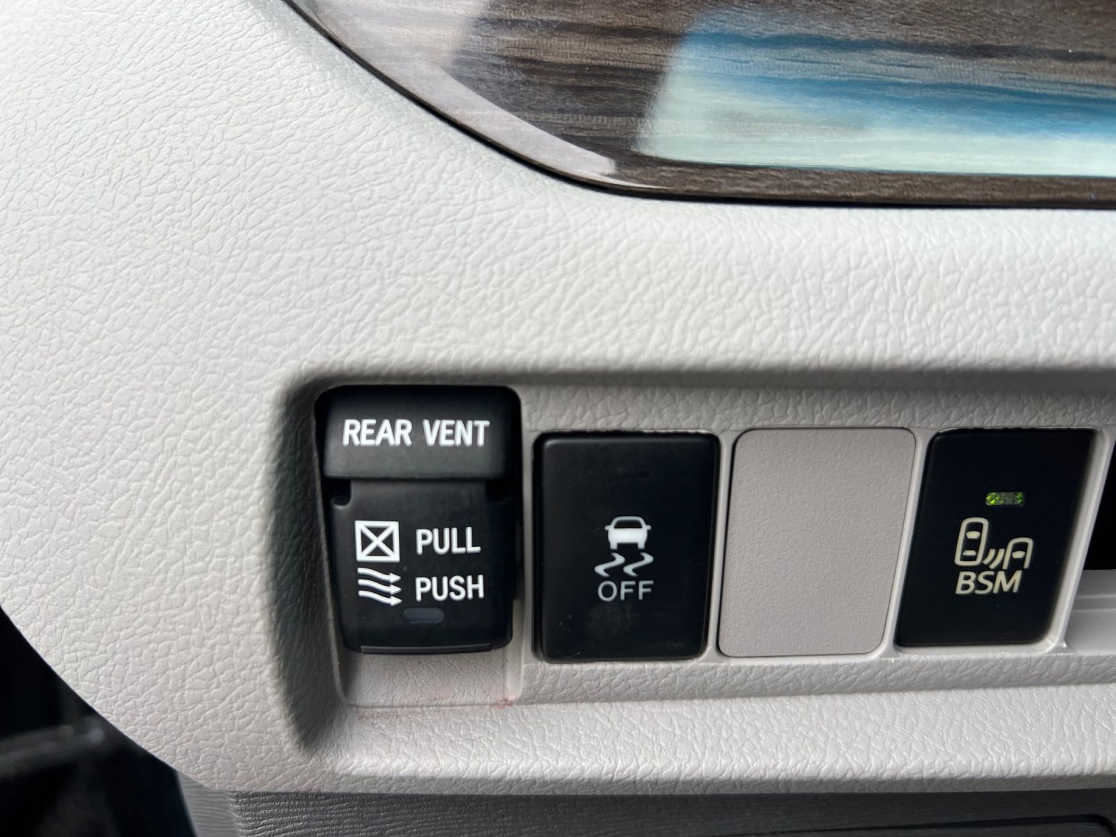 Used 2017 Toyota Sienna XLE image 25