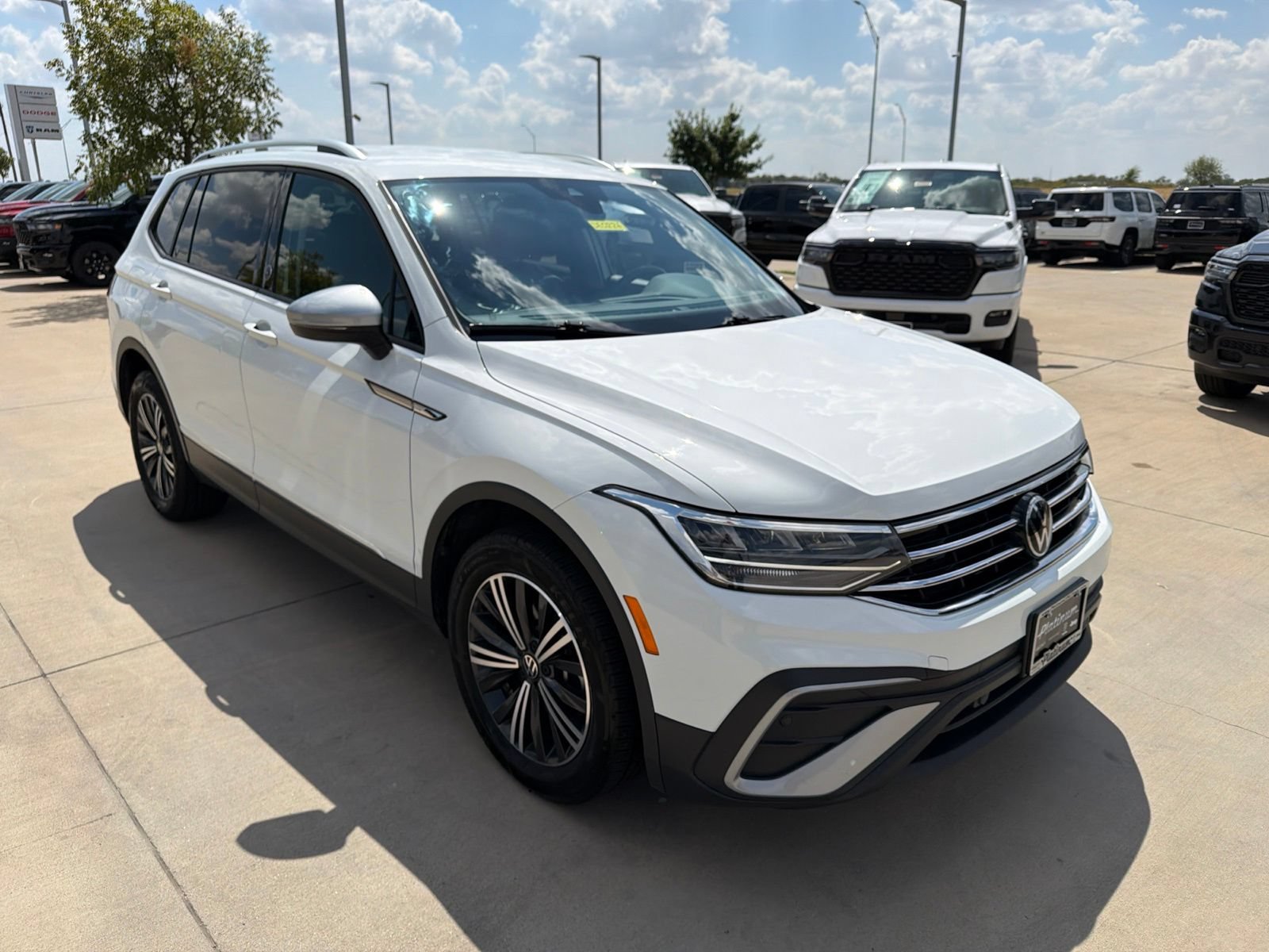 Used 2024 Volkswagen Tiguan SE FWD image 7
