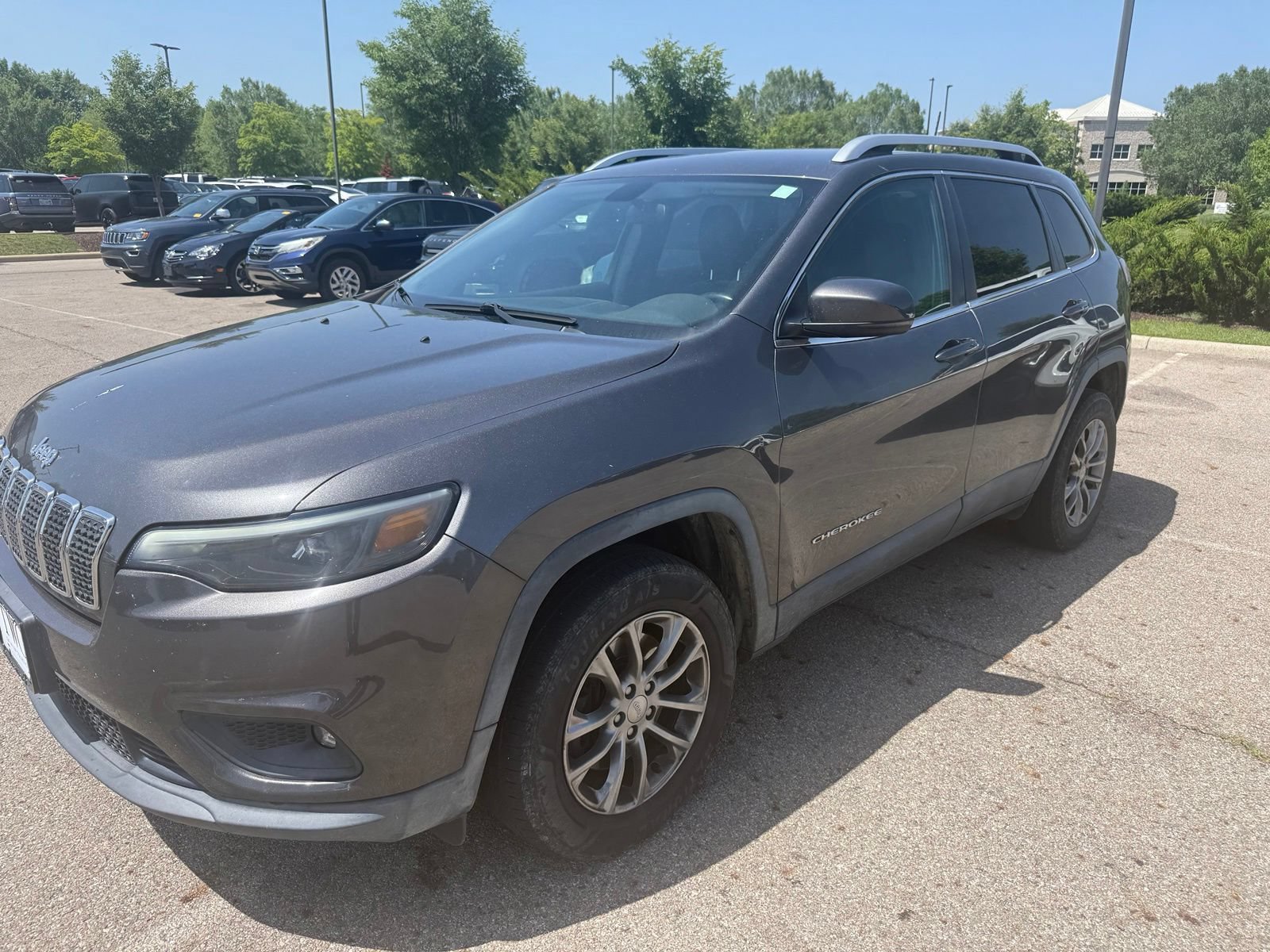 Used 2019 Jeep Cherokee Latitude Plus w/ Cold Weather Group AWD/4WD image 1