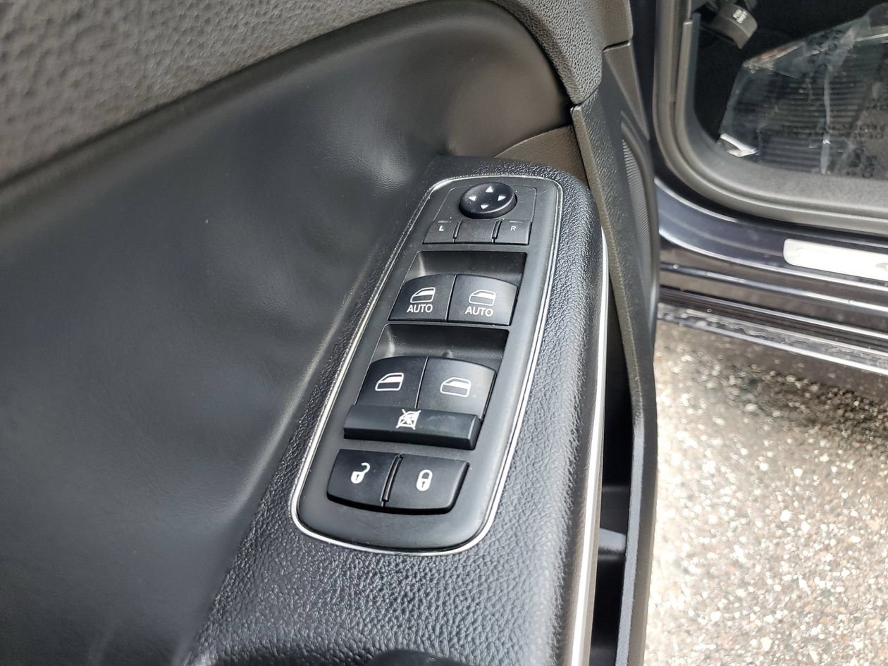 Used 2019 Chrysler 300 C RWD image 16