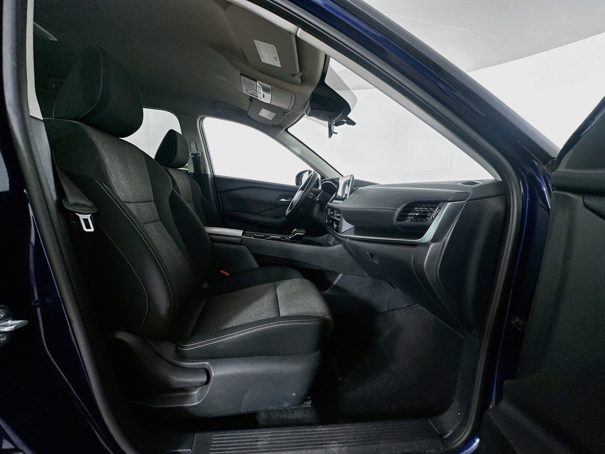 Used 2025 Nissan Rogue SV AWD/4WD image 30
